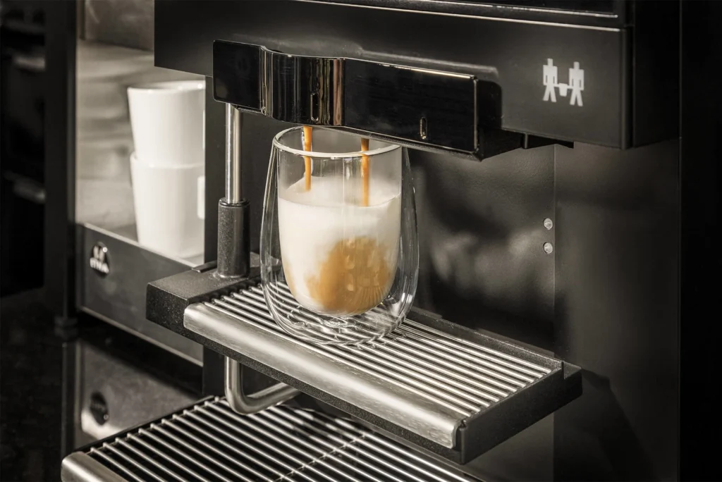 Dezelfde machine, dezelfde koffie. Alleen de manier van betalen verschilt.